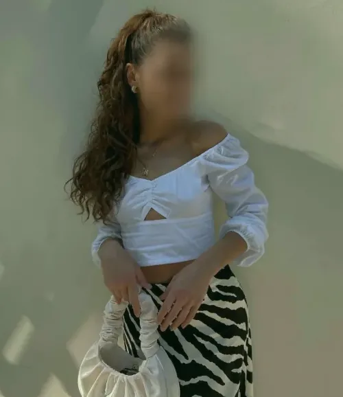 Melanie, 28